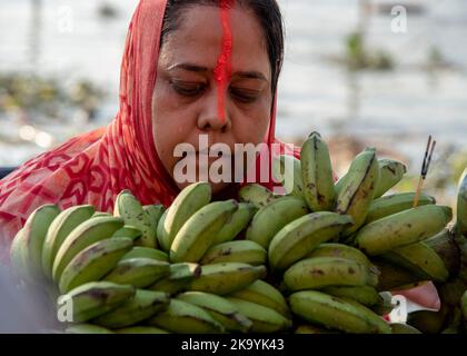 Kolkata, Inde. 30th octobre 2022. Différents moments de la fête de Chhat Puja au sud de 24pgs, Bengale-Occidental près de Kolkata. (Photo par Amlan Biswas/Pacific Press) crédit: Pacific Press Media production Corp./Alay Live News Banque D'Images