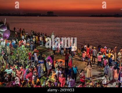 Kolkata, Inde. 30th octobre 2022. Différents moments de la fête de Chhat Puja au sud de 24pgs, Bengale-Occidental près de Kolkata. (Photo par Amlan Biswas/Pacific Press) crédit: Pacific Press Media production Corp./Alay Live News Banque D'Images