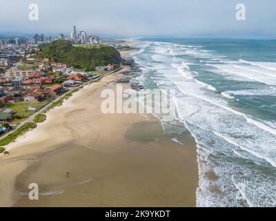 Falaises avec plage et ville à Torres, Rio Grande do Sul, Brésil Banque D'Images