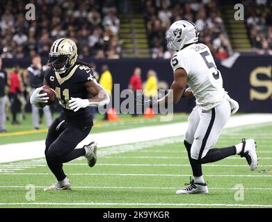 La Nouvelle-Orléans, États-Unis. 30th octobre 2022. La Nouvelle-Orléans Saints en cours de retour Alvin Kamara (41) tente de passer devant Las Vegas Raiders linebacker Divine Deablo (5) lors d'un concours de la Ligue nationale de football au Caesars Superdome de la Nouvelle-Orléans, Louisiane, dimanche, 30 octobre 2022. (Photo de Peter G. Forest/Sipa USA) crédit: SIPA USA/Alay Live News Banque D'Images