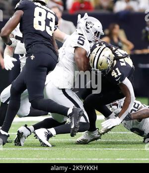 La Nouvelle-Orléans, États-Unis. 30th octobre 2022. Las Vegas Raiders linebacker Divine Deablo (5) s'attaque aux saints de la Nouvelle-Orléans qui reviennent à Alvin Kamara (41) lors d'un concours de la Ligue nationale de football au Caesars Superdome de la Nouvelle-Orléans, en Louisiane, dimanche, 30 octobre 2022. (Photo de Peter G. Forest/Sipa USA) crédit: SIPA USA/Alay Live News Banque D'Images