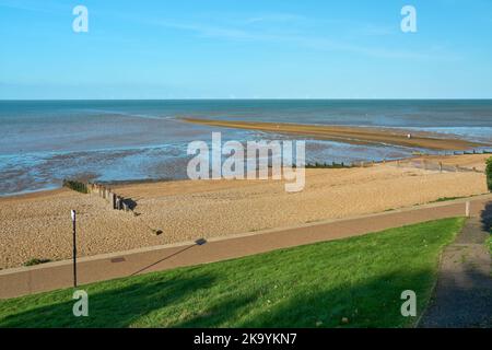 La rue sur Tankerton Beach est un tronçon de galets et de sable révélé à marée basse Banque D'Images