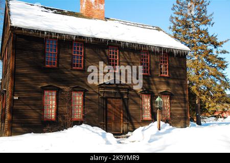 La maison Ashley, autrefois école, est assise dans un verge de neige le jour d'hiver, près de Noël Banque D'Images