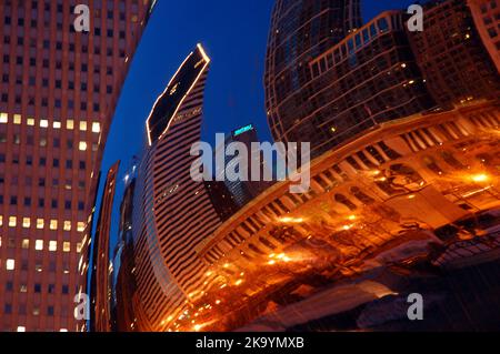 Cloud Gate, plus connu sous le nom de Bean, reflète les structures et les lumières de la ligne d'horizon de Chicago depuis Millennium Park Banque D'Images