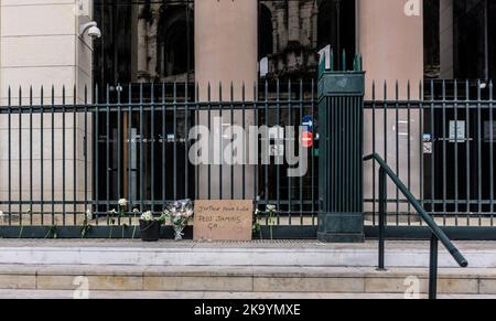 Un mémorial devant le Palais de Justice de Nímes, en France, demandant justice pour Lola, une jeune fille de 12 ans assassinée à Paris le 14th octobre 2022. Banque D'Images