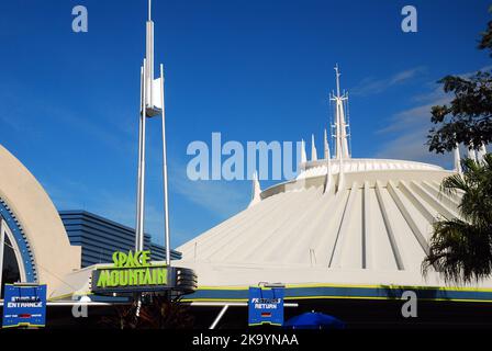 Space Mountain est une montagne à roulettes à l'intérieur de Tomorrowland à Walt Disney World Banque D'Images