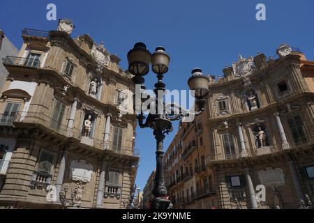 Quattro Canti, connue sous le nom de Piazza Vigliena. Façades nord, sud, ouest et est à Palerme, Sicile Banque D'Images