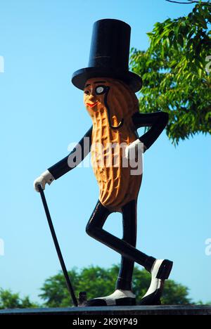 Une statue de M. Peanut, de Planters Peanut se trouve au cœur du centre-ville de Suffolk, en Virginie, lieu de naissance du légendaire personnage publicitaire Banque D'Images