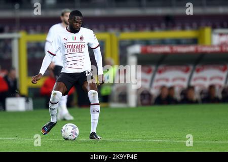 Turin, Italie. 30th octobre 2022. Fikayo Tomori de l'AC Milan contrôle le ballon pendant la série Un match entre Torino FC et AC Milan au Stadio Olimpico sur 30 octobre 2022 à Turin, Italie . Credit: Marco Canoniero / Alamy Live News Banque D'Images