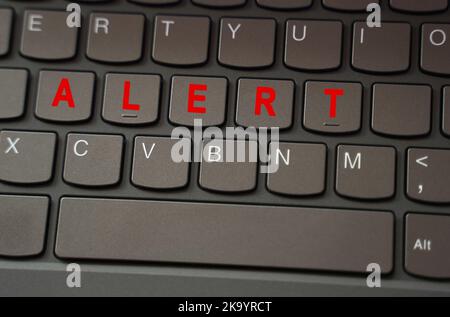 Concept Internet. Sur le clavier noir, l'inscription est mise en évidence en rouge - alerte Banque D'Images