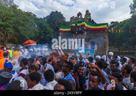 GONDAR, ETHIOPIE - 19 JANVIER 2019 : rassemblement de personnes au festival Timkat à Fasilides Bath à Gondar, Ethiopie Banque D'Images