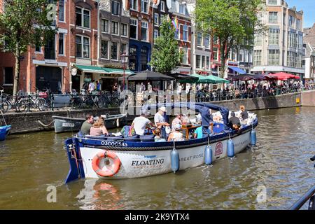 Amsterdam, pays-Bas - août 2022 : touristes sur un petit bateau à moteur lors d'un voyage touristique autour des canaux dans le centre-ville Banque D'Images