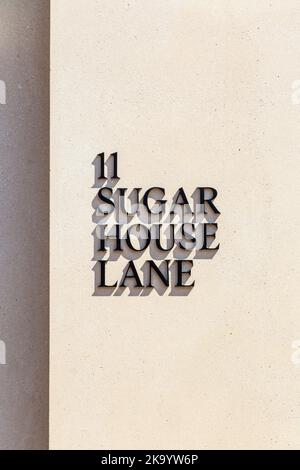 Panneau sur un immeuble d'appartements sur Sugar House Island, Londres, Royaume-Uni Banque D'Images