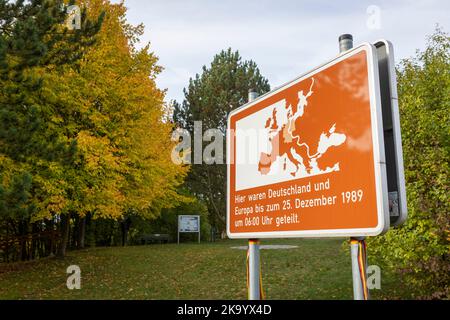 Panneau montrant l'ancienne frontière de la BRD (Allemagne de l'Ouest) et de la RDA (Allemagne de l'est) près de Lengelfeld unterm Stein, Allemagne Banque D'Images