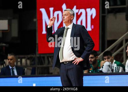 Belgrade, Serbie, 13th octobre 2022. L'entraîneur en chef Dejan Radonjic de Panathinaicos Athènes gestes pendant le match EuroLeague Round 2 de Turkish Airlines entre Crvena Zvezda mts Belgrade et Panathinaikos Athènes à Aleksandar Nikolic Hall à Belgrade, Serbie. 29 octobre 2022. Crédit : Nikola Krstic/Alay Banque D'Images