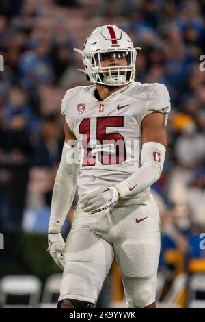 Le Cardinal de Stanford a mis fin à la défense Stephen Herron (15) lors d'un match de football de la NCAA contre les Bruins de l'UCLA, samedi, 29 octobre 2022, au Rose Bowl, Banque D'Images