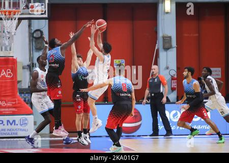 Cremona, Italie. 30th octobre 2022. Lorenzo Caroti (Vanoli Cremona) pendant Vanoli Panier Cremona vs Kienergia Rieti, Championnat italien de basket-ball série A2 hommes à Cremona, Italie, 30 octobre 2022 crédit: Agence de photo indépendante/Alamy Live News Banque D'Images