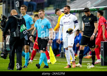 BRUXELLES, BELGIQUE - OCTOBRE 27 : L'arbitre adjoint Mangirdas Miroustikas, Hendrik Van Crombrugge de RSC Anderlecht et Wesley Hoedt de RSC Anderlecht avant le match de la Ligue des conférences Europa du Groupe B - UEFA entre RSC Anderlecht et la FCSB au Parc Lotto sur 27 octobre 2022 à Bruxelles, Belgique (photo de René Nijhuis/Orange Pictures) Banque D'Images