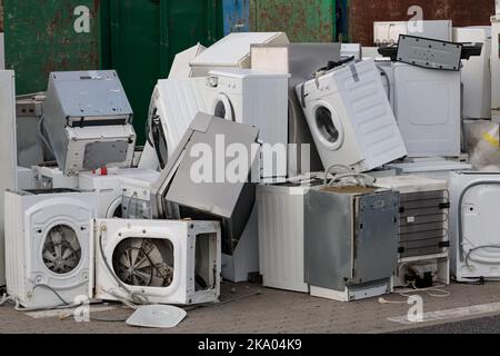 Collecte et attente de l'élimination des déchets électroniques - réfrigérateurs, machines à laver et autres. Gros plan Banque D'Images