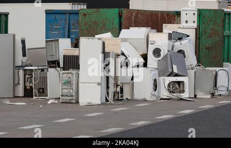 Anciens appareils électriques dans le conteneur du centre de recyclage. Déchets électroniques pour le recyclage. Jetez les appareils ménagers dans le conteneur à ordures. Banque D'Images