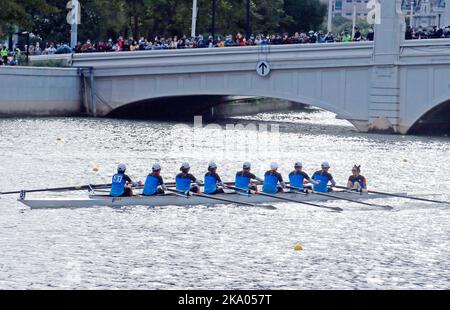 SHANGHAI, CHINE - 30 OCTOBRE 2022 - Vue d'ensemble du concours d'aviron ouvert de Shanghai 2022 sur le fleuve Suzhou à Shanghai, Chine, 30 octobre 2022. Le com Banque D'Images