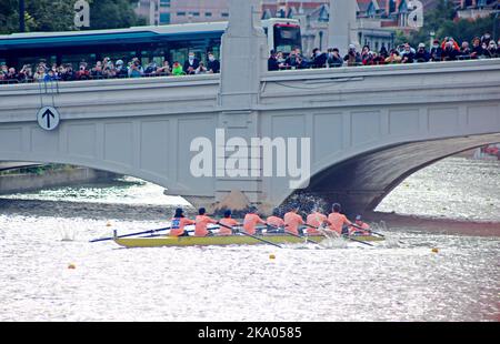 SHANGHAI, CHINE - 30 OCTOBRE 2022 - Vue d'ensemble du concours d'aviron ouvert de Shanghai 2022 sur le fleuve Suzhou à Shanghai, Chine, 30 octobre 2022. Le com Banque D'Images