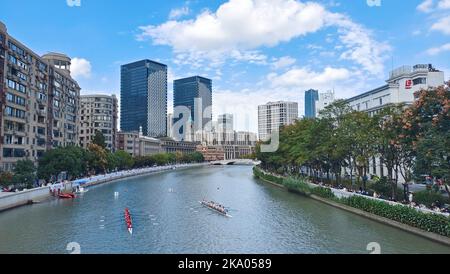 SHANGHAI, CHINE - 30 OCTOBRE 2022 - Vue d'ensemble du concours d'aviron ouvert de Shanghai 2022 sur le fleuve Suzhou à Shanghai, Chine, 30 octobre 2022. Le com Banque D'Images