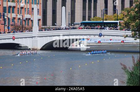 SHANGHAI, CHINE - 30 OCTOBRE 2022 - Vue d'ensemble du concours d'aviron ouvert de Shanghai 2022 sur le fleuve Suzhou à Shanghai, Chine, 30 octobre 2022. Le com Banque D'Images