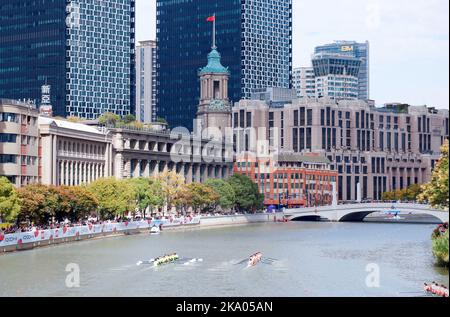 SHANGHAI, CHINE - 30 OCTOBRE 2022 - Vue d'ensemble du concours d'aviron ouvert de Shanghai 2022 sur le fleuve Suzhou à Shanghai, Chine, 30 octobre 2022. Le com Banque D'Images