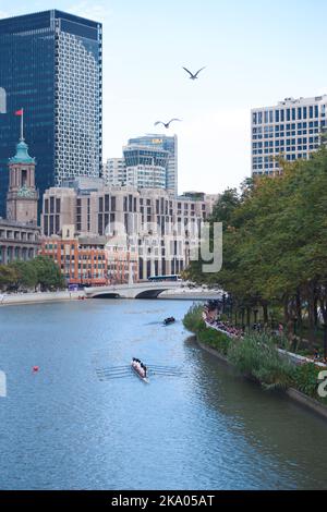 SHANGHAI, CHINE - 30 OCTOBRE 2022 - Vue d'ensemble du concours d'aviron ouvert de Shanghai 2022 sur le fleuve Suzhou à Shanghai, Chine, 30 octobre 2022. Le com Banque D'Images