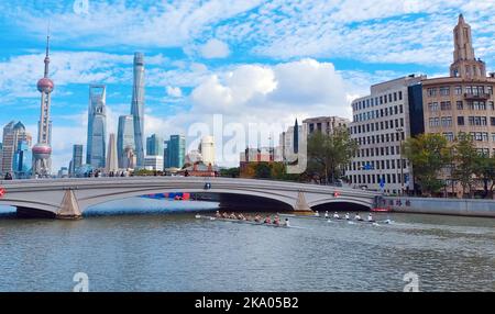 SHANGHAI, CHINE - 30 OCTOBRE 2022 - Vue d'ensemble du concours d'aviron ouvert de Shanghai 2022 sur le fleuve Suzhou à Shanghai, Chine, 30 octobre 2022. Le com Banque D'Images