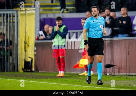 BRUXELLES, BELGIQUE - OCTOBRE 27 : arbitre adjoint Vytenis Kazlauskas lors du match de la Ligue des conférences Europa du Groupe B - UEFA entre le RSC Anderlecht et la FCSB au Parc Lotto sur 27 octobre 2022 à Bruxelles, Belgique (photo de René Nijhuis/Orange Pictures) Banque D'Images
