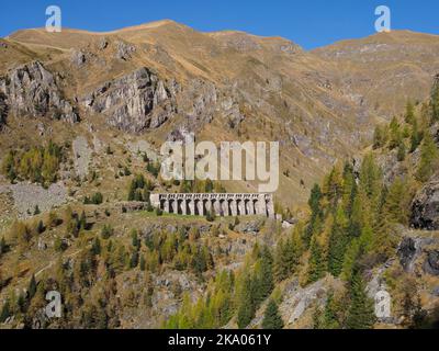 Barrage de Gleno dans les alpes italiennes Banque D'Images