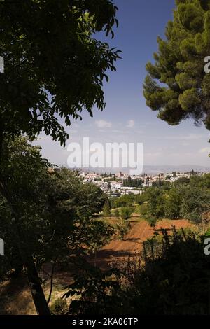 Le quartier de l'Albaicin dans la ville de Grenade a pris du terrain du Palais de l'Alhambra, Grenade, Espagne. Banque D'Images