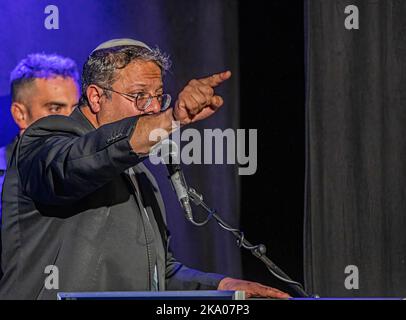 Tel Aviv, Israël. 23rd octobre 2022. Itamar Ben Gvir, dirigeant du parti d'extrême droite ultra nationaliste Otzma Yehudit, lors d'un rassemblement à tel Aviv. Les élections nationales de 5th en Israël dans quatre ans auront lieu le 1 novembre. Le 2 novembre, les Israéliens pourraient se réveiller avec une réalité dans laquelle leur parti nationaliste d'extrême droite, Le sionisme religieux, qui comprend le parti ultra-nationaliste Otzma Yehudit, sera le troisième plus grand parti au Parlement et un membre clé d'une coalition dirigée par le chef de l'opposition et l'ancien Premier ministre Benjamin Netanyahou. Crédit : SOPA Images Limited/Alamy Live News Banque D'Images