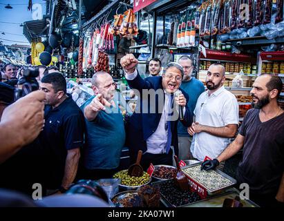 Itamar Ben-Gvir, dirigeant du parti ultra-nationaliste d'extrême droite Otzma Yehudit, avec des partisans lors d'une visite au marché ouvert de Mahane Yehuda à Jérusalem. Les élections nationales de 5th en Israël dans quatre ans auront lieu le 1 novembre. Le 2 novembre, les Israéliens pourraient se réveiller avec une réalité dans laquelle leur parti nationaliste d'extrême droite, Le sionisme religieux, qui comprend le parti ultra-nationaliste Otzma Yehudit, sera le troisième plus grand parti au Parlement et un membre clé d'une coalition dirigée par le chef de l'opposition et l'ancien Premier ministre Benjamin Netanyahou. Banque D'Images