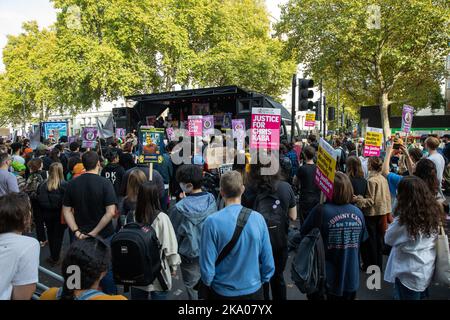 Londres, Royaume-Uni. 29th octobre 2022. Des représentants de la campagne des familles et amis Unis (UFFC) tiennent un rassemblement devant Downing Street à la suite de leur procession annuelle en souvenir des membres de leur famille et de leurs amis qui sont morts en garde à vue, en prison, en détention pour immigration ou dans des hôpitaux psychiatriques sécurisés. Crédit : Mark Kerrison/Alamy Live News Banque D'Images