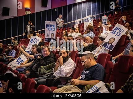 Jérusalem, Israël. 27th octobre 2022. Les partisans d'Itamar Ben Gvir, dirigeant du parti d'extrême droite ultra nationaliste Otzma Yehudit, lors d'un rassemblement à Jérusalem. Les élections nationales de 5th en Israël dans quatre ans auront lieu le 1 novembre. Le 2 novembre, les Israéliens pourraient se réveiller avec une réalité dans laquelle leur parti nationaliste d'extrême droite, Le sionisme religieux, qui comprend le parti ultra-nationaliste Otzma Yehudit, sera le troisième plus grand parti au Parlement et un membre clé d'une coalition dirigée par le chef de l'opposition et l'ancien Premier ministre Benjamin Netanyahou. (Credit image: © Eyal Warshavsky/SOPA Images via ZUMA Banque D'Images