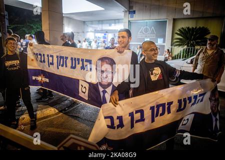 Tel Aviv, Israël. 23rd octobre 2022. Les partisans israéliens du parti ultra-nationaliste d'extrême droite Otzma Yehudit et de son dirigeant Itamar Ben Gvir, brandissent des banderoles avec son portrait à tel-Aviv. Les élections nationales de 5th en Israël dans quatre ans auront lieu le 1 novembre. Le 2 novembre, les Israéliens pourraient se réveiller avec une réalité dans laquelle leur parti nationaliste d'extrême droite, Le sionisme religieux, qui comprend le parti ultra-nationaliste Otzma Yehudit, sera le troisième plus grand parti au Parlement et un membre clé d'une coalition dirigée par le chef de l'opposition et l'ancien Premier ministre Benjamin Netanyahou. (Image de crédit : © Eyal Wars Banque D'Images