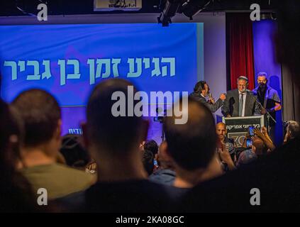 Tel Aviv, Israël. 23rd octobre 2022. Itamar Ben Gvir, dirigeant du parti d'extrême droite ultra nationaliste Otzma Yehudit, lors d'un rassemblement à tel Aviv. Les élections nationales de 5th en Israël dans quatre ans auront lieu le 1 novembre. Le 2 novembre, les Israéliens pourraient se réveiller avec une réalité dans laquelle leur parti nationaliste d'extrême droite, Le sionisme religieux, qui comprend le parti ultra-nationaliste Otzma Yehudit, sera le troisième plus grand parti au Parlement et un membre clé d'une coalition dirigée par le chef de l'opposition et l'ancien Premier ministre Benjamin Netanyahou. (Credit image: © Eyal Warshavsky/SOPA Images via ZUMA Press Wire) Banque D'Images