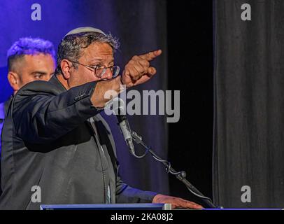 Tel Aviv, Israël. 23rd octobre 2022. Itamar Ben Gvir, dirigeant du parti d'extrême droite ultra nationaliste Otzma Yehudit, lors d'un rassemblement à tel Aviv. Les élections nationales de 5th en Israël dans quatre ans auront lieu le 1 novembre. Le 2 novembre, les Israéliens pourraient se réveiller avec une réalité dans laquelle leur parti nationaliste d'extrême droite, Le sionisme religieux, qui comprend le parti ultra-nationaliste Otzma Yehudit, sera le troisième plus grand parti au Parlement et un membre clé d'une coalition dirigée par le chef de l'opposition et l'ancien Premier ministre Benjamin Netanyahou. (Credit image: © Eyal Warshavsky/SOPA Images via ZUMA Press Wire) Banque D'Images