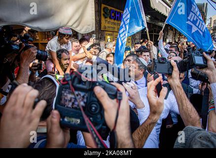 Jérusalem, Israël. 28th octobre 2022. Itamar Ben-Gvir, dirigeant du parti ultra-nationaliste d'extrême droite Otzma Yehudit, avec des partisans lors d'une visite au marché ouvert de Mahane Yehuda à Jérusalem. Les élections nationales de 5th en Israël dans quatre ans auront lieu le 1 novembre. Le 2 novembre, les Israéliens pourraient se réveiller avec une réalité dans laquelle leur parti nationaliste d'extrême droite, Le sionisme religieux, qui comprend le parti ultra-nationaliste Otzma Yehudit, sera le troisième plus grand parti au Parlement et un membre clé d'une coalition dirigée par le chef de l'opposition et l'ancien Premier ministre Benjamin Netanyahou. (Image crédit : © EY Banque D'Images