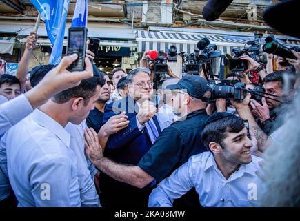 Jérusalem, Israël. 28th octobre 2022. Itamar Ben-Gvir, dirigeant du parti ultra-nationaliste d'extrême droite Otzma Yehudit, avec des partisans lors d'une visite au marché ouvert de Mahane Yehuda à Jérusalem. Les élections nationales de 5th en Israël dans quatre ans auront lieu le 1 novembre. Le 2 novembre, les Israéliens pourraient se réveiller avec une réalité dans laquelle leur parti nationaliste d'extrême droite, Le sionisme religieux, qui comprend le parti ultra-nationaliste Otzma Yehudit, sera le troisième plus grand parti au Parlement et un membre clé d'une coalition dirigée par le chef de l'opposition et l'ancien Premier ministre Benjamin Netanyahou. (Image de crédit : © E Banque D'Images