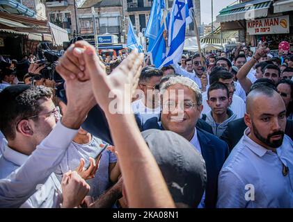 Jérusalem, Israël. 28th octobre 2022. Itamar Ben-Gvir, dirigeant du parti ultra-nationaliste d'extrême droite Otzma Yehudit, avec des partisans lors d'une visite au marché ouvert de Mahane Yehuda à Jérusalem. Les élections nationales de 5th en Israël dans quatre ans auront lieu le 1 novembre. Le 2 novembre, les Israéliens pourraient se réveiller avec une réalité dans laquelle leur parti nationaliste d'extrême droite, Le sionisme religieux, qui comprend le parti ultra-nationaliste Otzma Yehudit, sera le troisième plus grand parti au Parlement et un membre clé d'une coalition dirigée par le chef de l'opposition et l'ancien Premier ministre Benjamin Netanyahou. (Image crédit : © EY Banque D'Images