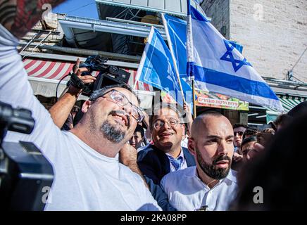 Jérusalem, Israël. 28th octobre 2022. Itamar Ben-Gvir, dirigeant du parti ultra-nationaliste d'extrême droite Otzma Yehudit, avec des partisans lors d'une visite au marché ouvert de Mahane Yehuda à Jérusalem. Les élections nationales de 5th en Israël dans quatre ans auront lieu le 1 novembre. Le 2 novembre, les Israéliens pourraient se réveiller avec une réalité dans laquelle leur parti nationaliste d'extrême droite, Le sionisme religieux, qui comprend le parti ultra-nationaliste Otzma Yehudit, sera le troisième plus grand parti au Parlement et un membre clé d'une coalition dirigée par le chef de l'opposition et l'ancien Premier ministre Benjamin Netanyahou. (Image crédit : © EY Banque D'Images