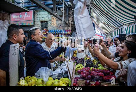 Jérusalem, Israël. 28th octobre 2022. Itamar Ben-Gvir, dirigeant du parti ultra-nationaliste d'extrême droite Otzma Yehudit, avec des partisans lors d'une visite au marché ouvert de Mahane Yehuda à Jérusalem. Les élections nationales de 5th en Israël dans quatre ans auront lieu le 1 novembre. Le 2 novembre, les Israéliens pourraient se réveiller avec une réalité dans laquelle leur parti nationaliste d'extrême droite, Le sionisme religieux, qui comprend le parti ultra-nationaliste Otzma Yehudit, sera le troisième plus grand parti au Parlement et un membre clé d'une coalition dirigée par le chef de l'opposition et l'ancien Premier ministre Benjamin Netanyahou. (Image de crédit : © E Banque D'Images