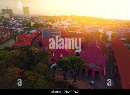 Vue aérienne du bâtiment rouge oriental à Melaka, Malacca, Malaisie. Banque D'Images