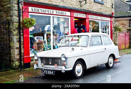 Austin A40 à l'extérieur d'Aidensfield Stores comme dans TVS Heartbeat, Goathland, North Yorkshire, Angleterre Banque D'Images