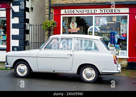 Austin A40 à l'extérieur d'Aidensfield Stores comme dans TVS Heartbeat, Goathland, North Yorkshire, Angleterre Banque D'Images