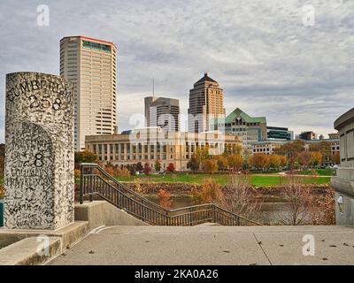 Ancien marqueur routier national avec Columbus Ohio en arrière-plan Banque D'Images